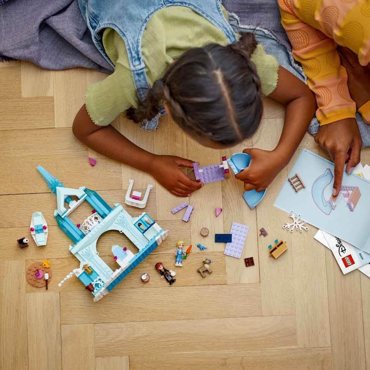 LEGO Disney Kraina Lodu Pałac Elsy, Zamek Królowej Lodu, lalka Księżniczka ELSA i Anna oraz 2 figurki zwierząt, świetny prezent dla 4-letnich dziewcząt i chłopców 43238 Zestawy do budowania Besuche den LEGO-Store