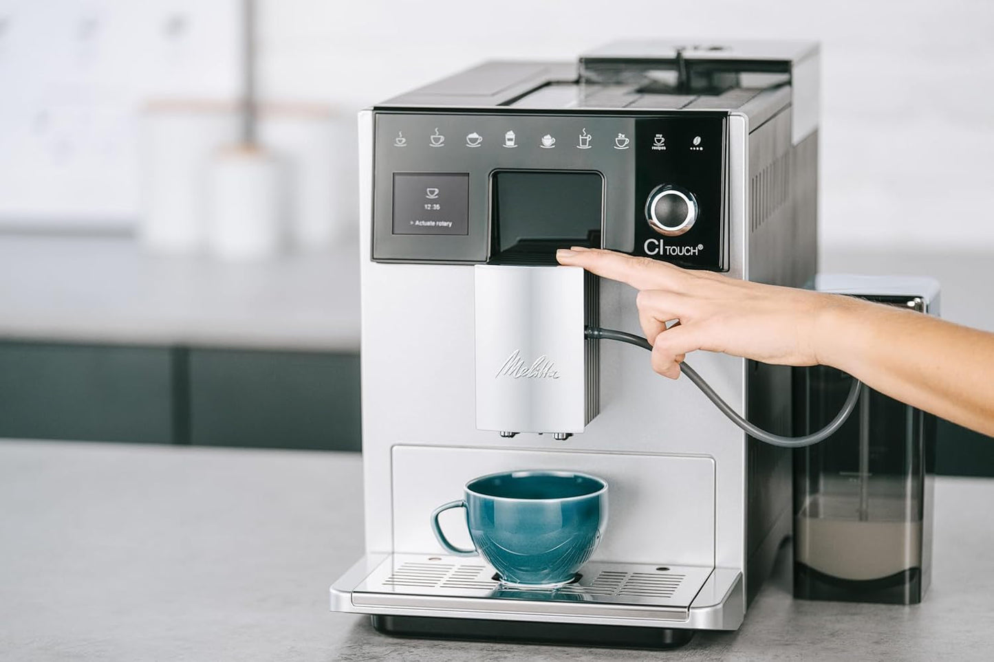 Melitta CI Touch - W pełni automatyczny ekspres do kawy z systemem mlecznym, ekspres ze zintegrowanym młynkiem do kawy i spieniaczem do mleka, m.in. do espresso lub cappuccino, srebrny
