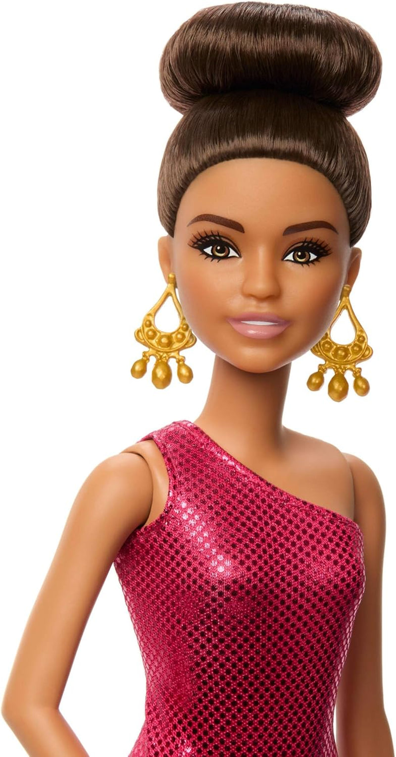 Lalka Barbie Tancerka turniejowa w czerwonej marszczonej sukience, butach do tańca, brązowych włosach i akcesoriach do trofeów tanecznych, JFR09