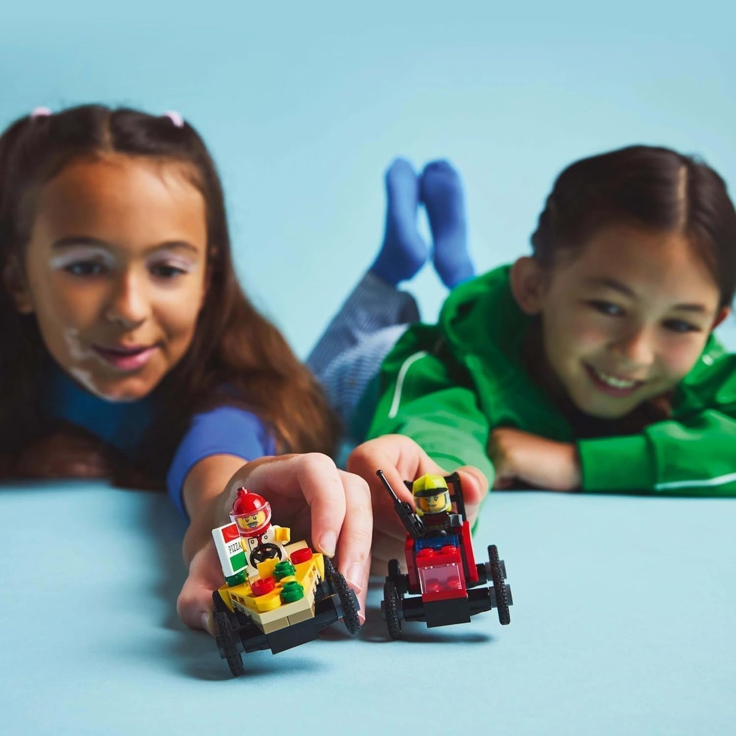 LEGO City Furgonetka dostawcza pizzy kontra. Pizza Truck — Mydelniczka dla dziewcząt i chłopców od 5 lat — Zestaw do budowania z 2 minifigurkami kierowców — Prezent urodzinowy i świąteczny 60458 Zestawy do budowania Besuche den LEGO-Store
