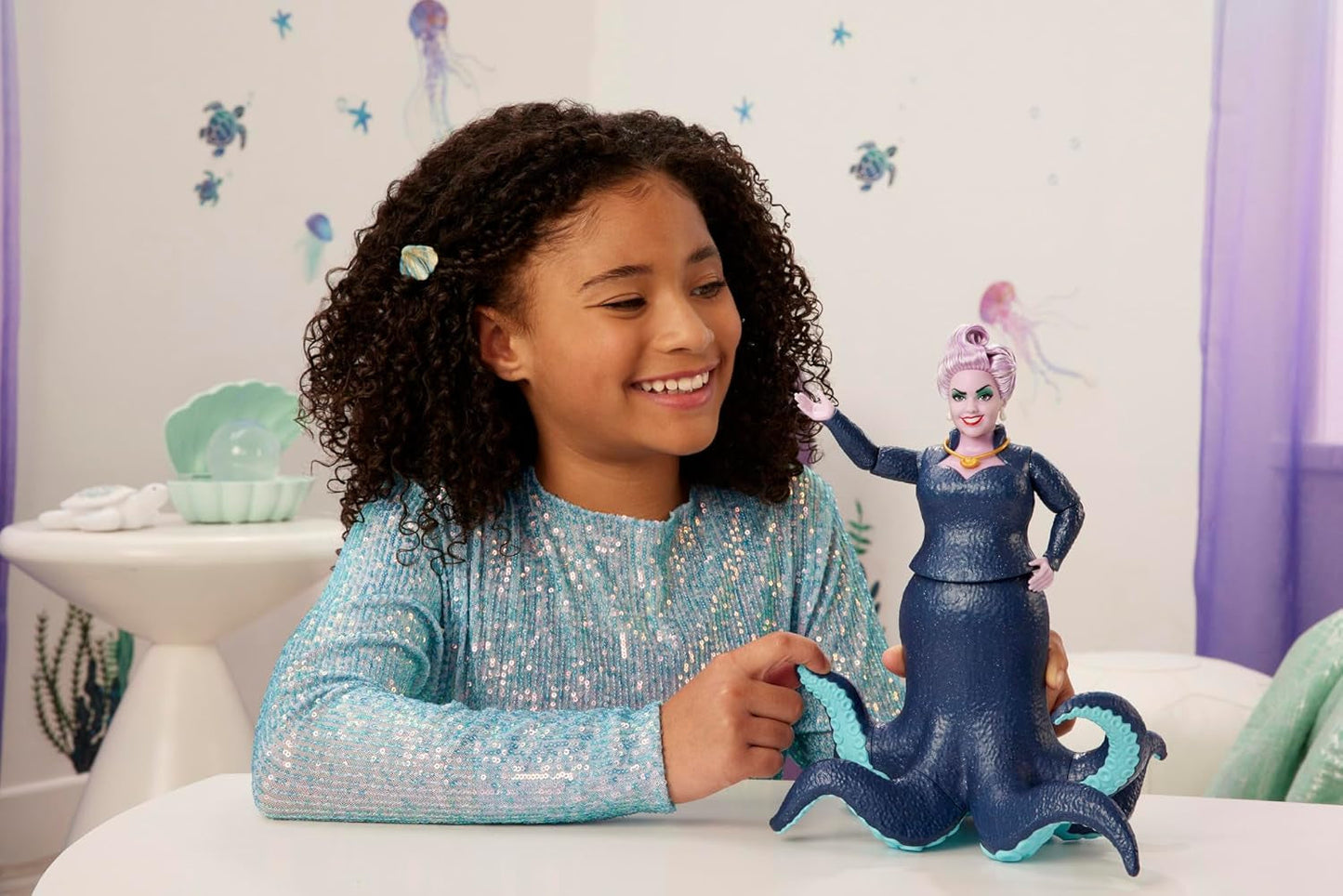 Mattel DISNEY Ariel Mała Syrenka - Urszula z mackami, odpinanym naszyjnikiem i lawendowym kokiem zapewniającym niekończącą się zabawę stylizacyjną, odpowiednia dla dzieci od 3. roku życia, HLX12