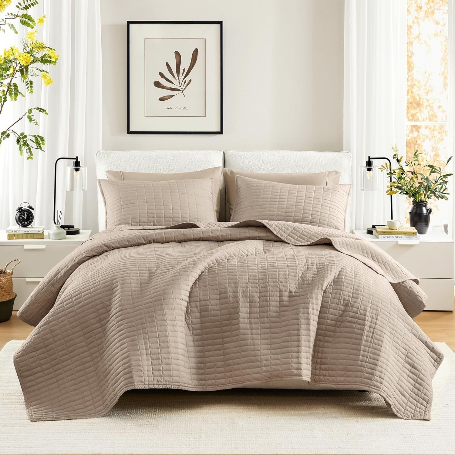 Zestaw kołder Comfort Spaces Kienna Luksusowy koc letni z podwójnym ściegiem Lekka, miękka pościel na cały rok Pasujące poszewki na poduszki Biały koc na łóżka typu king size (264,2 x 228,6 cm) Naty Shop Taupe Quilt King/Cal King (104"X90")