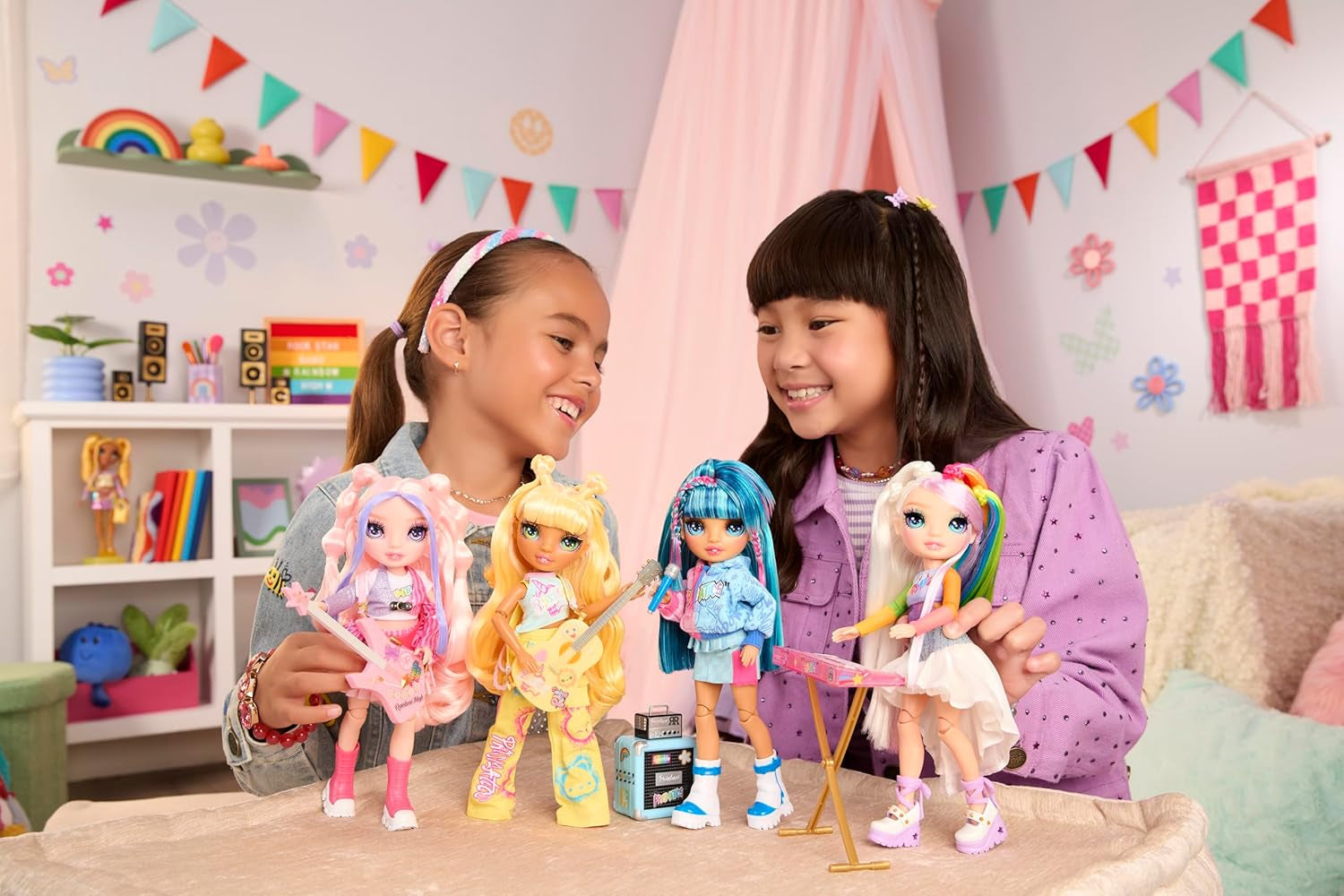 Zespół Rainbow High Junior High Rock Band – Amaya, kolory tęczy – lalka modowa 23 cm z klawiaturą, konfigurowalna za pomocą naklejek, ruchoma, urocza zabawka dla dzieci w wieku od 4 lat
