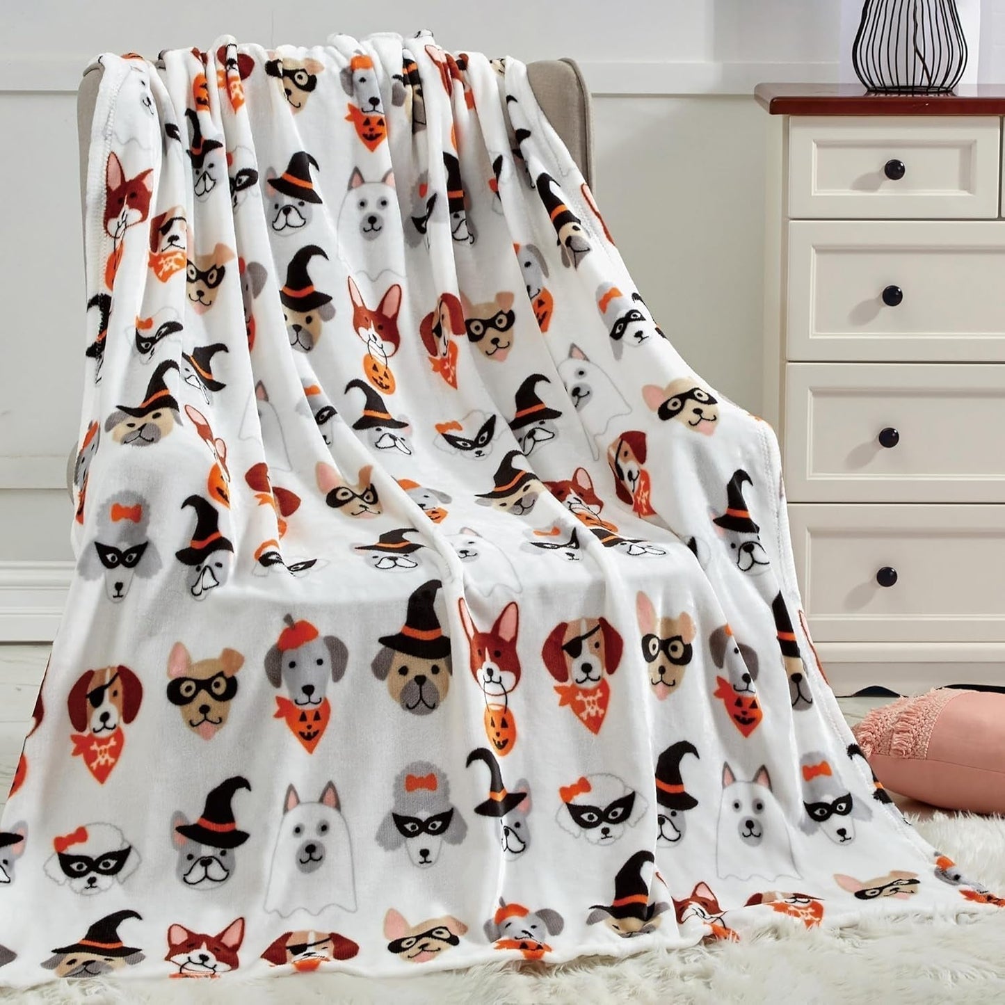Elegancki komfort Lekki koc z motywem Halloween, miękki, przytulny i pluszowy, idealny na relaks w tym strasznym sezonie, 127 x 152,4 cm, łóżka i kołdry z czaszką i kościami Elegancki komfort Halloween Friends 50 x 60