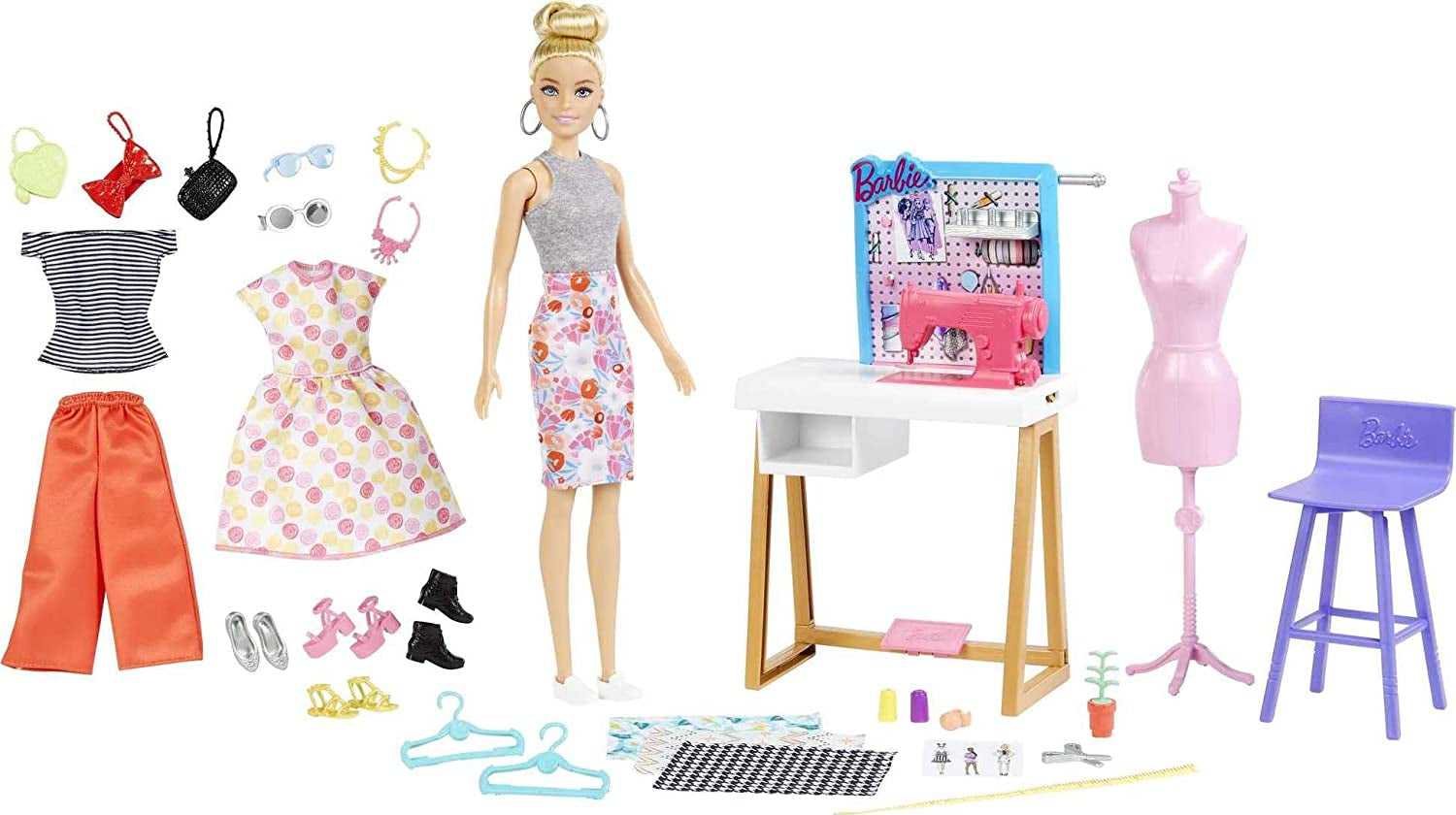 Barbie HDY90 — lalka projektantki mody (30,40 cm) i studio, ponad 25 akcesoriów do projektowania i mody, designerskie biurko, krzesło, maszyna do szycia, model tkaniny, manekin i więcej, zabawki od 3 lat Naty Shop Dolls Tytuł domyślny