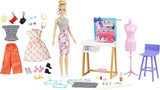 Barbie HDY90 — lalka projektantki mody (30,40 cm) i studio, ponad 25 akcesoriów do projektowania i mody, designerskie biurko, krzesło, maszyna do szycia, próbki tekstyliów, manekin i nie tylko, zabawka dla dzieci w wieku od 3 lat