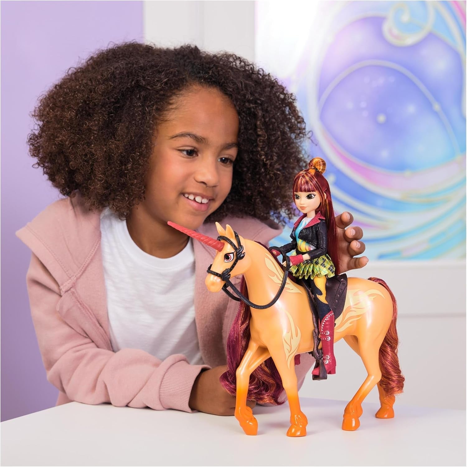 Lalka Valentina Unicorn Academy - oryginalna lalka z popularnej serii Netflix, ma 24 cm wysokości i 5 akcesoriów do pomysłowego odgrywania ról, dla dzieci w wieku 4 lat i starszych