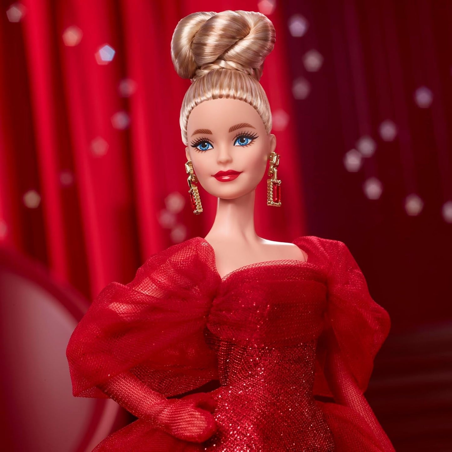 Lalka Barbie Signature 80. rocznica Mattel Figurka kolekcjonerska w błyszczącej czerwonej tiulowej sukience z kolczykami w kształcie łezki i delikatnymi rękawiczkami Blond włosy JBJ17