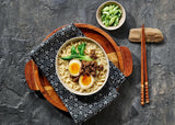 Nissin Demae Ramen - pikantna wołowina 10 opakowań makaronu błyskawicznego po japońsku o smaku wołowiny i przypraw azjatyckich Szybkie i łatwe w przygotowaniu jedzenie azjatyckie (10 x 100g)