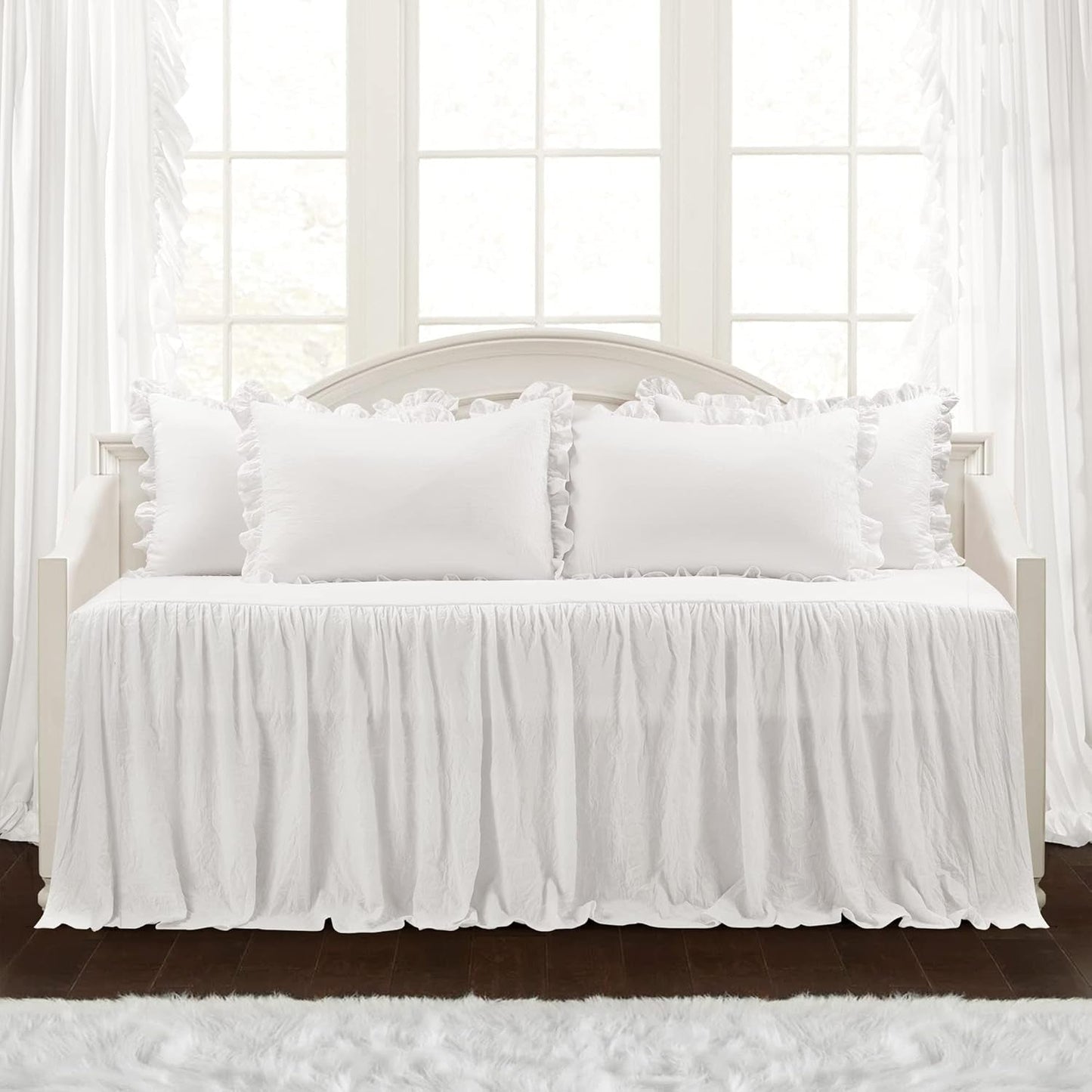 Zestaw pościeli ze spódnicą z falbanami Lush Decor 3-częściowy luksusowy zestaw pościeli do wiejskiego domu Eleganckie, urocze detale z falbanami Ponadczasowy styl i klasyczny design Miękki i lekki duży rozmiar Lush Decor Łóżka i kołdry Białe (podwójna kanapa)