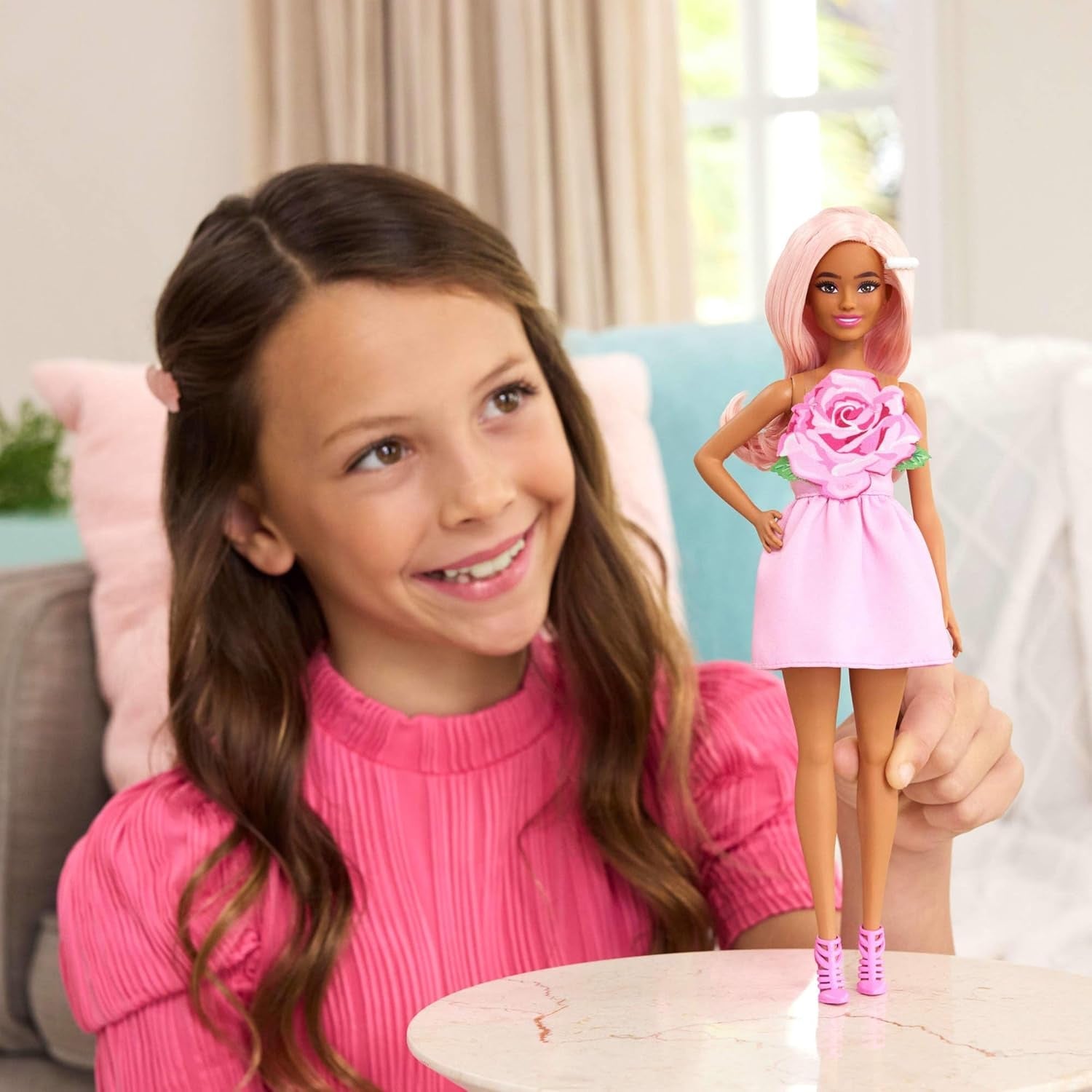 Lalka Barbie Fashionistas nr. 238 z pastelowymi różowymi włosami, sukienką bez ramiączek z różowym stanikiem, perłową spinką do włosów oraz szpilkami i spinkami, HYT94