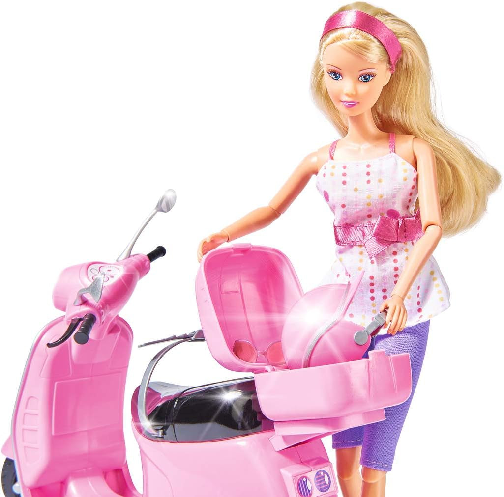Simba 105730282 - Steffi Love Chic City Scooter, Steffi z różową hulajnogą z kaskiem i przegródką na kask, lalka modowa, 29 cm, dla dzieci w wieku 3+