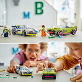 LEGO City Pościg samochodowy z radiowozem i mięśniakiem, zabawkowy pociąg z 2 samochodami wyścigowymi, prezent policyjny dla dzieci, chłopców i dziewcząt od 6 lat, zestaw z policjantem i minifigurkami Ganovinem 60415 Zestawy do budowania Besuche den LEGO-Store