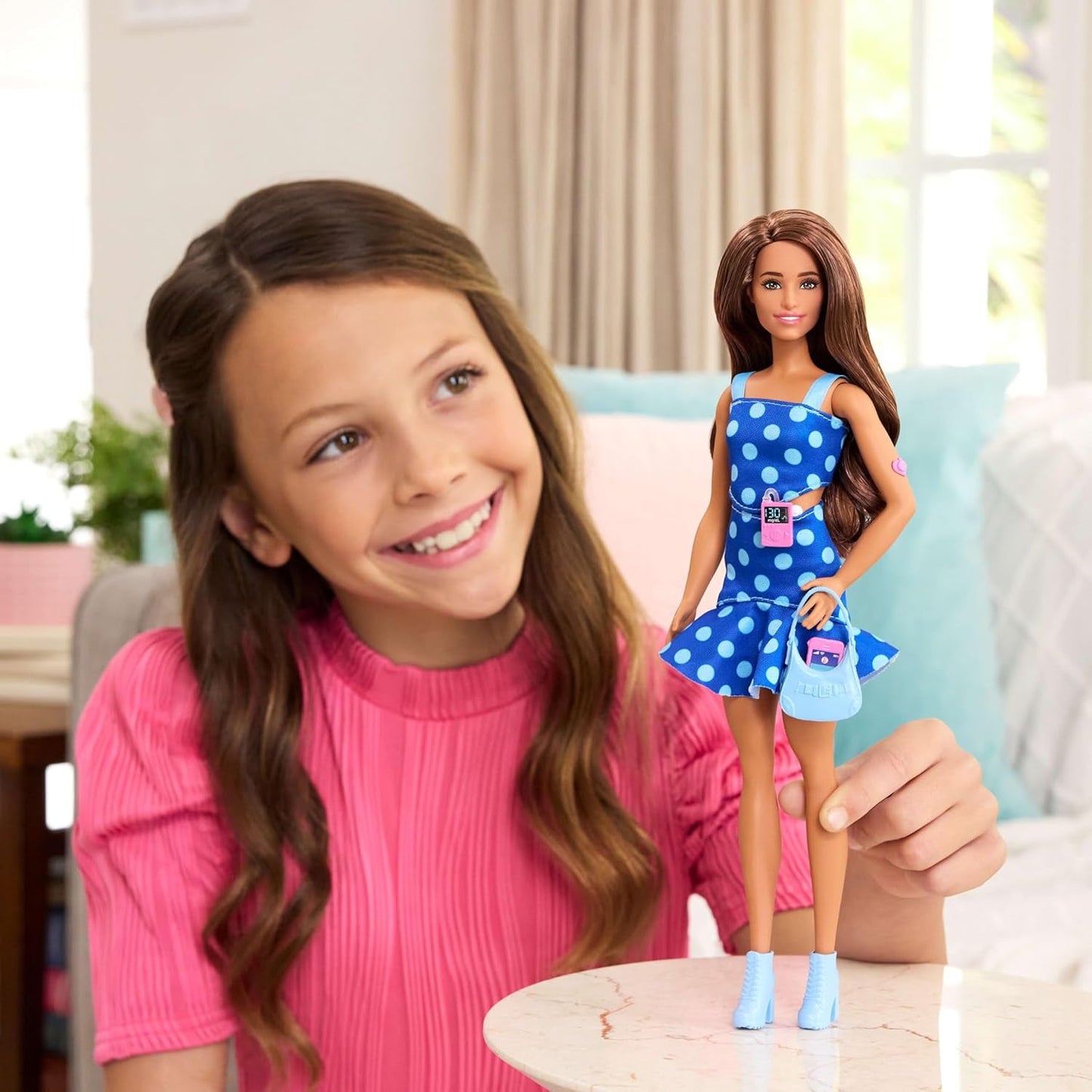 Lalka Barbie Fashionistas nr 242 z cukrzycą typu 1 oraz strojem i akcesoriami w kropki we współpracy z Breakthrough T1D, HYT97