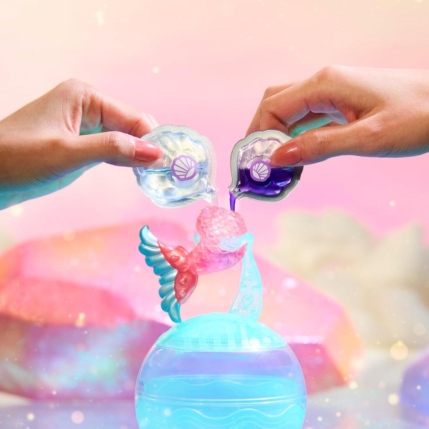 LOL niespodzianka! Mermaids Makeover Magic Tots - Prawdziwy błyszczyk do ust dla Ciebie i Twojej lalki do samodzielnego wykonania, miksowania i tworzenia makijażu, Zabawna zabawa w wodzie, 6 lalek do zebrania - Wiek 4+