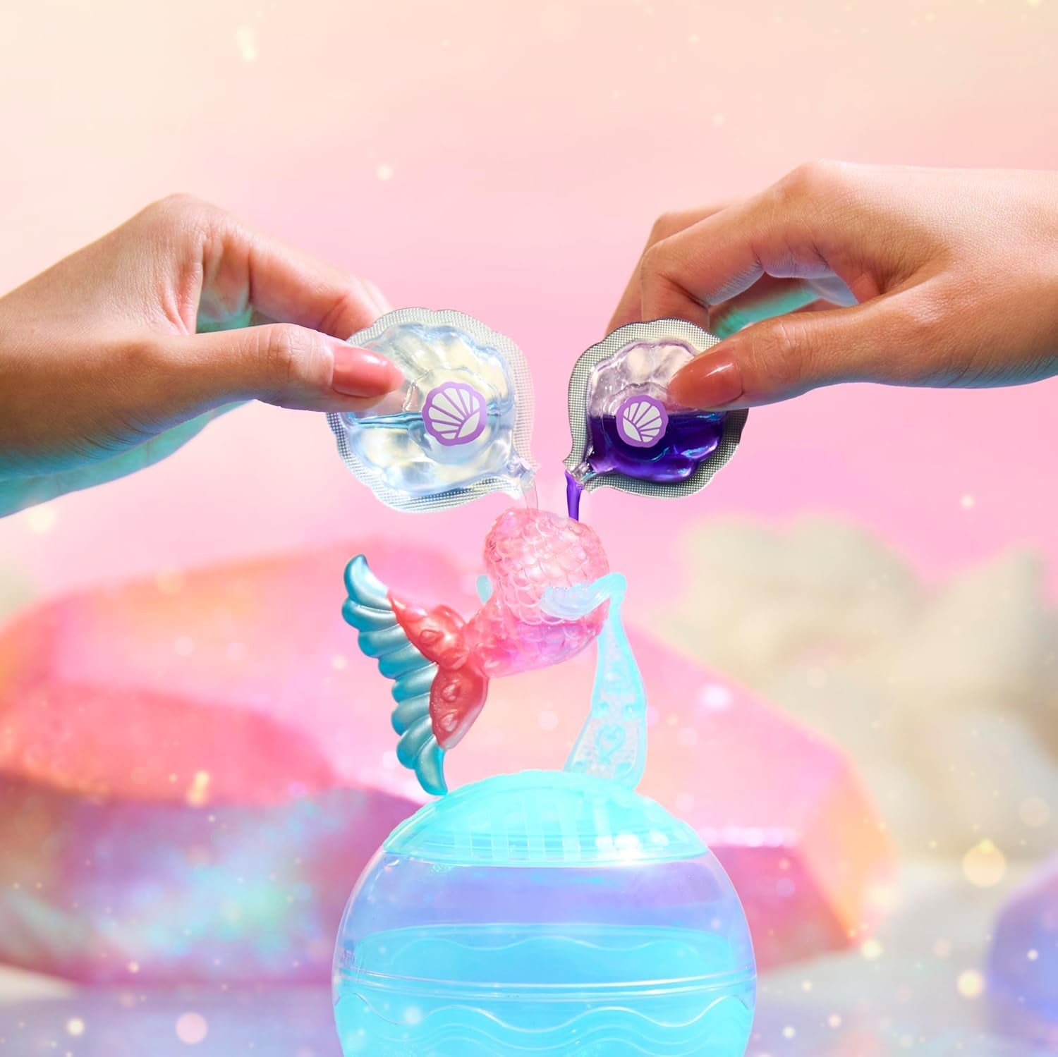 LOL niespodzianka! Mermaids Makeover Magic Tots - Prawdziwy błyszczyk do ust dla Ciebie i Twojej lalki do samodzielnego wykonania, miksowania i tworzenia makijażu, Zabawna zabawa w wodzie, 6 lalek do zebrania - Wiek 4+