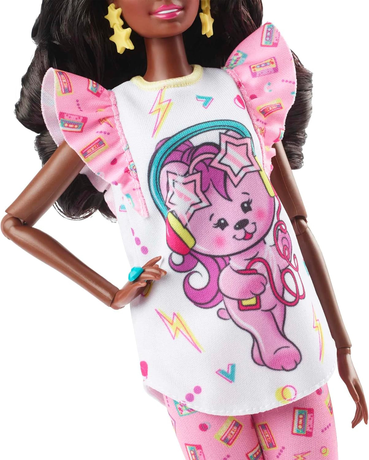Barbie Rewind – nostalgiczna figurka kolekcjonerska w stylu lat 80. ze wspaniałymi włosami i strojem, zawiera telewizor, popcorn i telefon, dla fanów i kolekcjonerów, HJX19