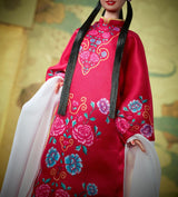 BARBIE Księżycowy Nowy Rok Barbie Puppe - Traditionelles Kleid in glücksbringendem Rot mit Pfingstrosenmuster, cyanblaue Schuhe mit pinken Troddeln, inspiriert von der Peking-Oper, HRM57