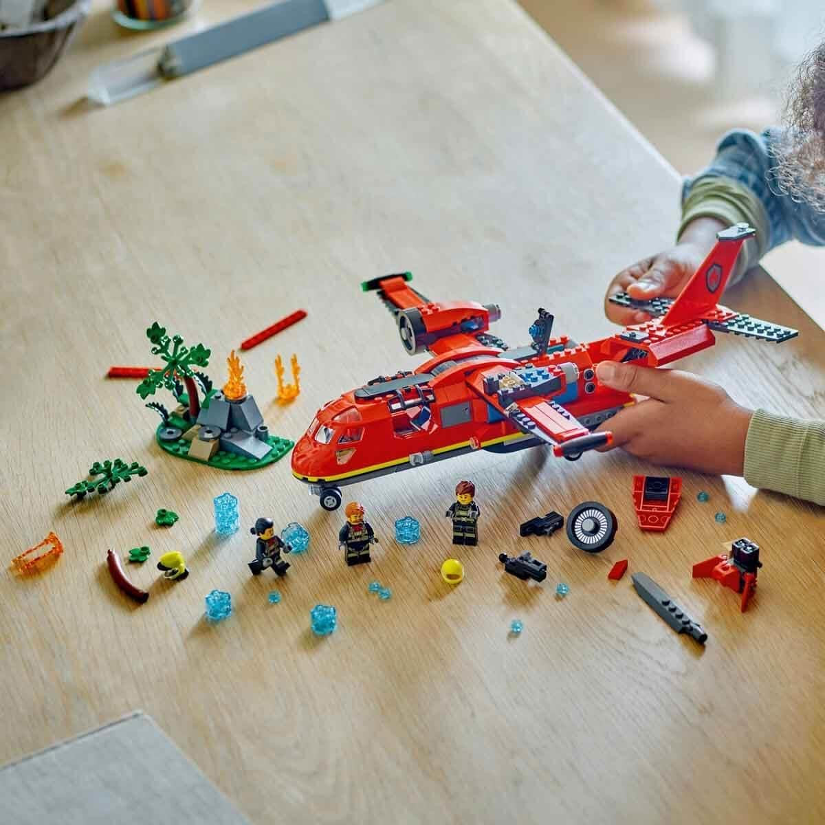 LEGO City Samolot strażacki, zabawkowy samolot strażacki dla dzieci, zestaw konstrukcyjny z 3 figurkami strażaków i dekoracją przeciwpożarową, doskonały pomysł na prezent dla chłopców i dziewcząt od 6 lat 60413 Zestawy do budowania Besuche den LEGO-Store