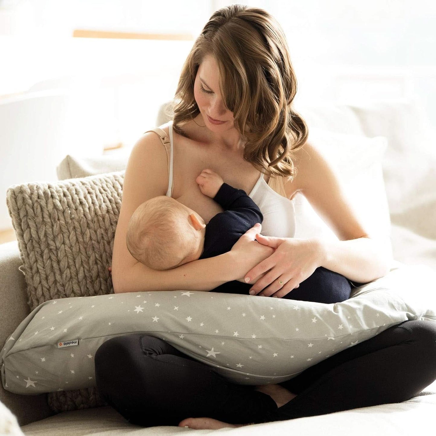 Medela Poduszka do ciąży i karmienia piersią - wypełniona mikroperełkami EPS Akcesoria Żywność i karmienie piersią Bebe Naty Shop
