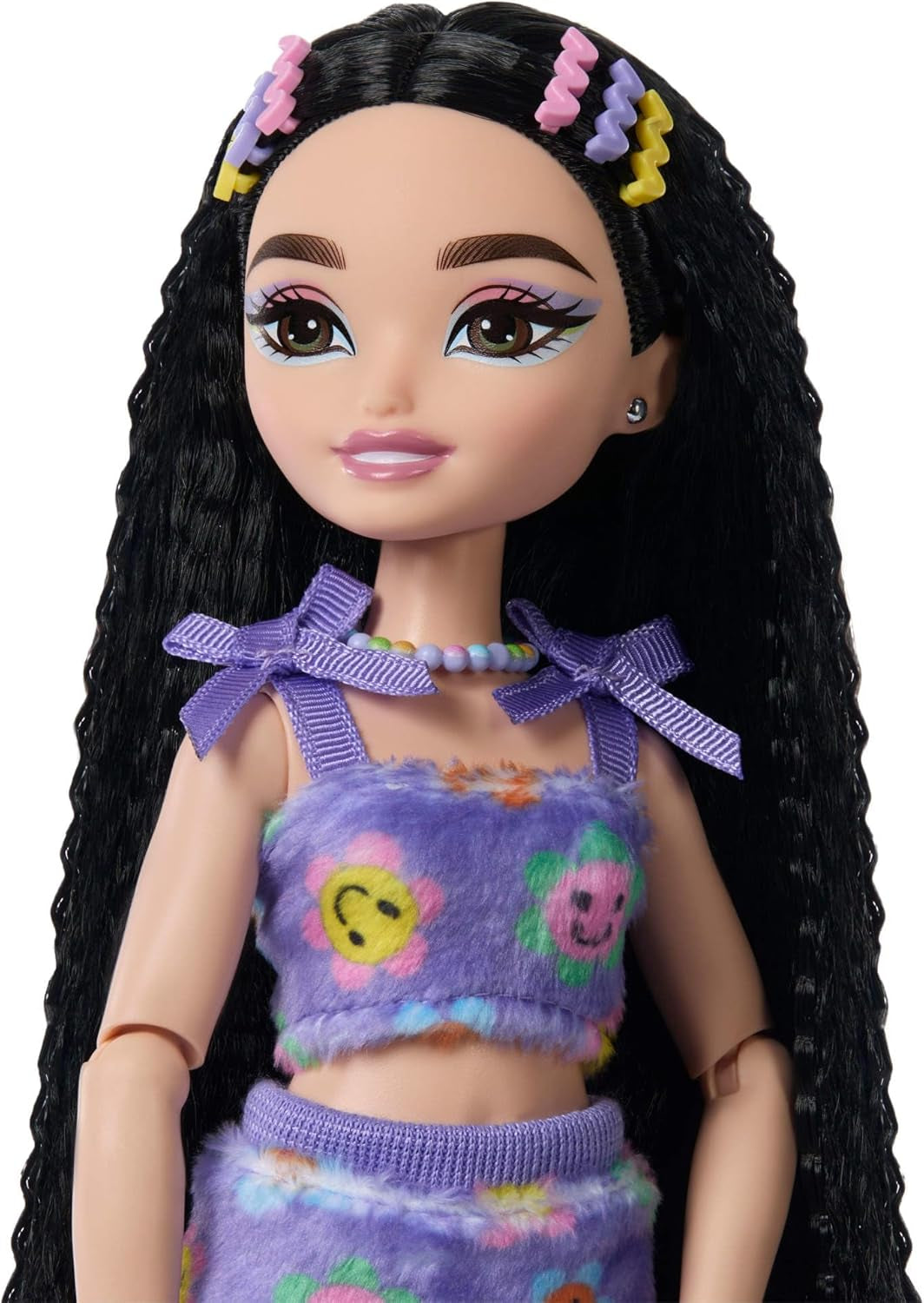 Lalka Barbie Dream Besties i akcesoria, Modna lalka Barbie Renee z jazdą na rolkach i czarnymi włosami, 12 akcesoriów tematycznych z filmami i jedzeniem, JFX99
