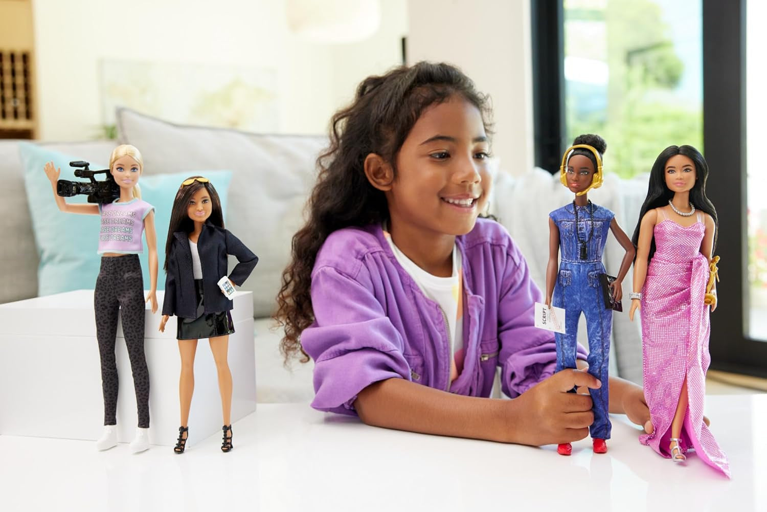 Barbie Berufe-Set z 4 Puppen i Zubehör, Frauen in der Filmbranche mit Studioleiterin, Regissseurin, Kamerafrau i Filmstar in Ausziehbaren Outfits, HRG54