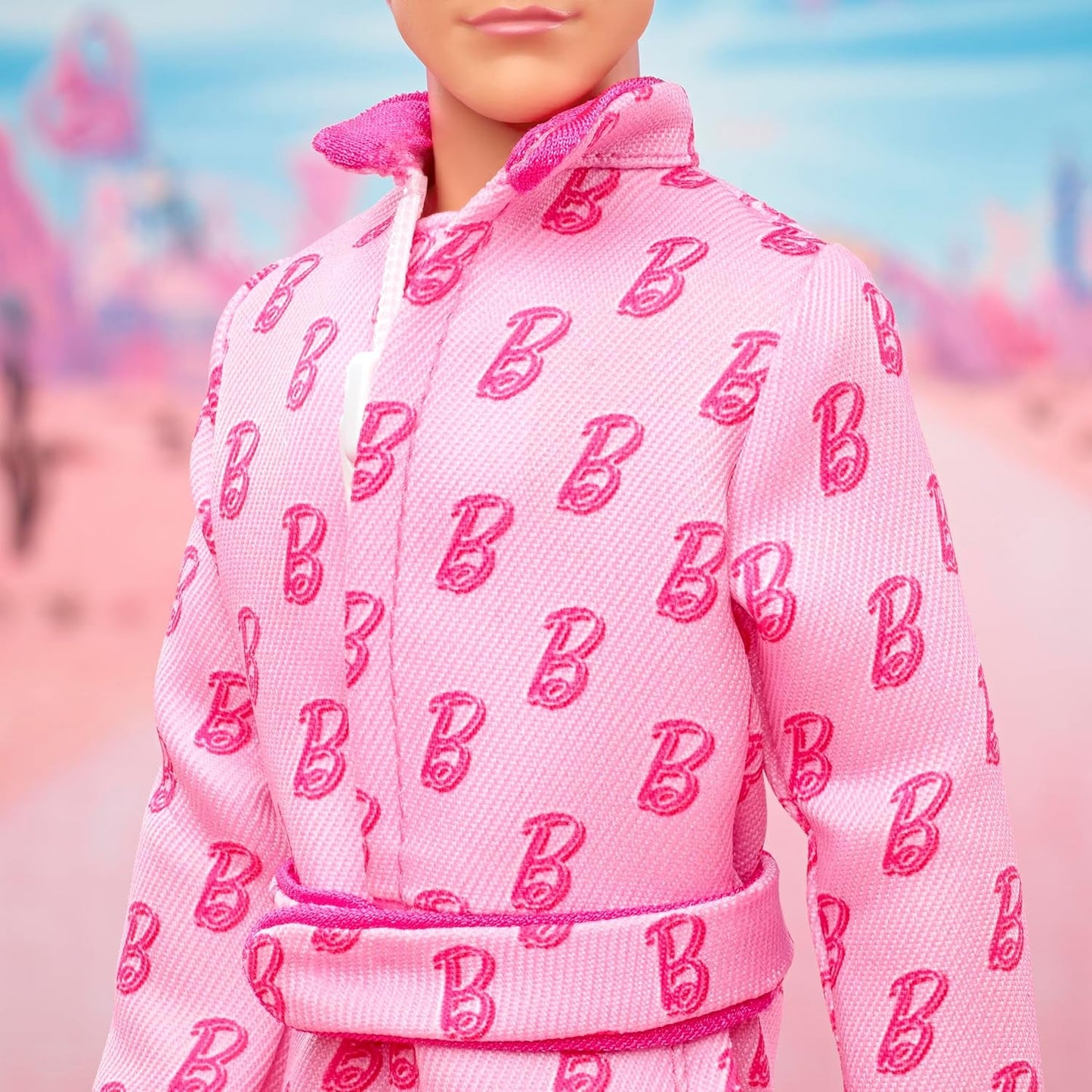 Barbie The Movie - Ken-Sammelpuppe, Ryan Gosling jako Ken w różowym kombinezonie z „B”-Aufdruck, weißen Sneakern i bunten Inlineskates, JCP80