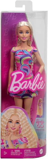 Barbie Fashionistas #223 Lalka z falowanymi blond włosami, sukienką i dodatkami inspirowanymi Totally Hair, kolekcjonerska lalka modowa z okazji 65. rocznicy, HRH20