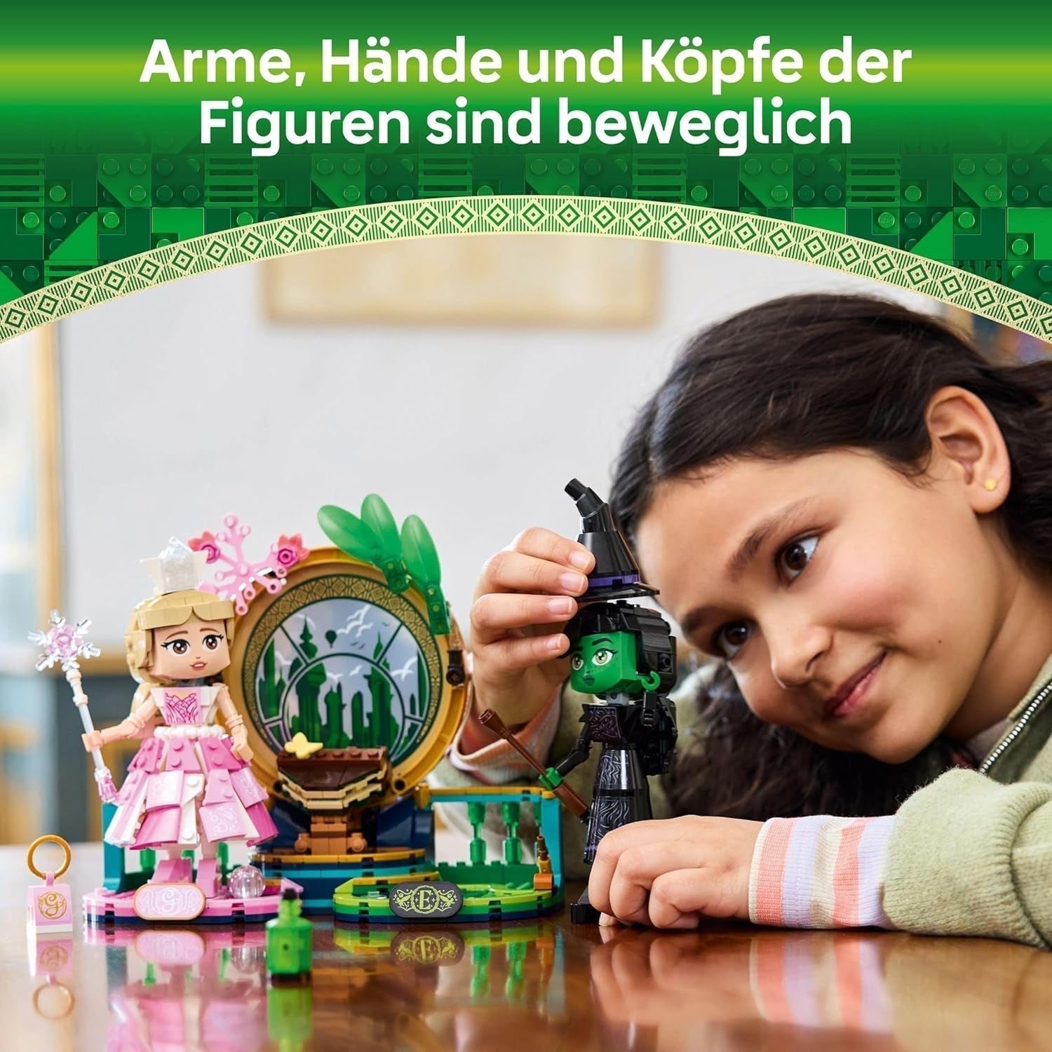 LEGO Wicked Lalki Elphaba i Glinda — kolekcjonerska figurka czarownic z krainy Oz — kreatywny prezent dla dziewcząt powyżej 10. roku życia i fanów filmu — 75682 Zestawy do budowania Besuche den LEGO-Store