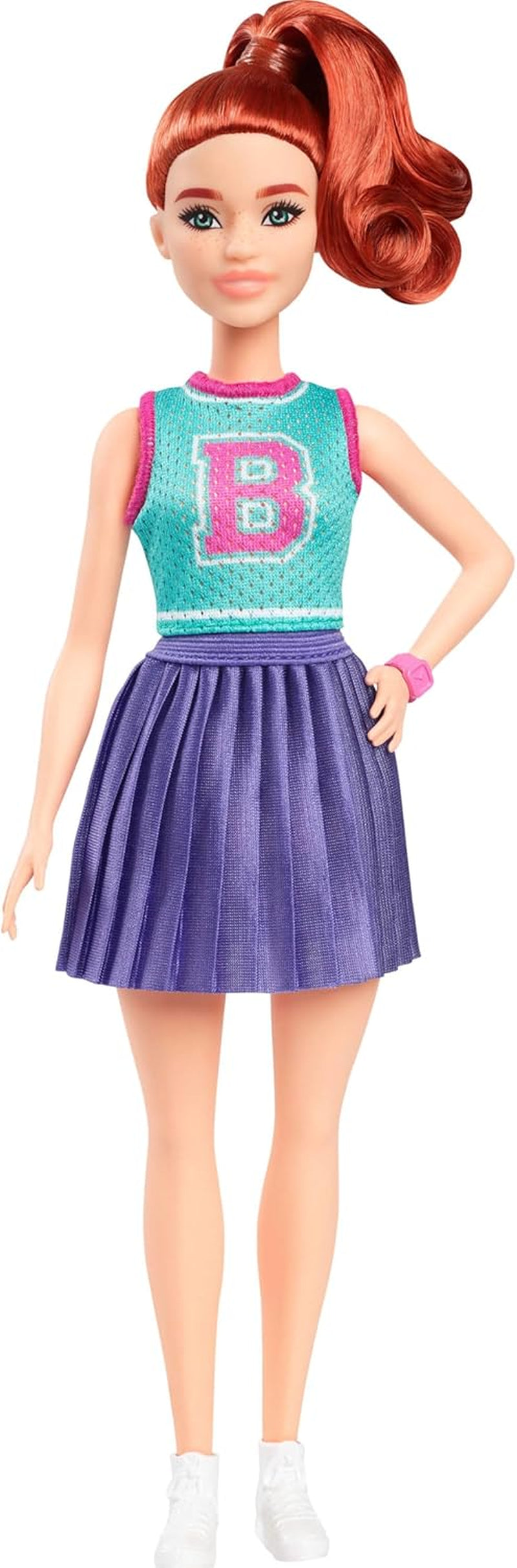 Lalka Barbie Fashionistas nr. 232 z rudymi włosami, sportową bluzą z dżerseju w kształcie litery B, fioletową plisowaną spódnicą, zegarkiem na rękę i tenisówkami, domyślnym tytułem HYT90 Naty Shop Dolls