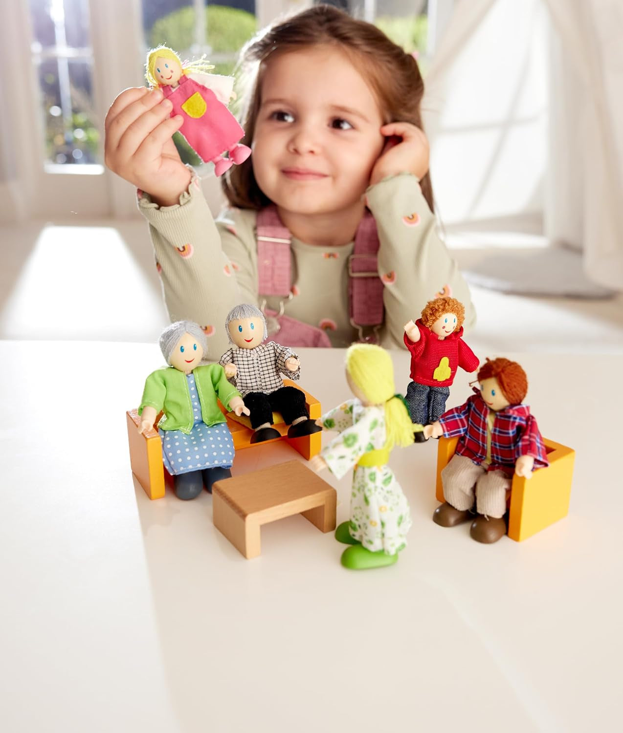 Nagradzany zestaw domków dla lalek Hape Doll Family, unikalne drewniane akcesoria do domku dla lalek, pomysłowa zabawa, 6 członków rodziny lalek, wiek od 3 lat
