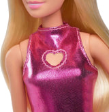 Lalka Barbie Fashionistas nr. 230 z blond włosami, różową metaliczną mini sukienką z wycięciem w kształcie serca, białą bransoletką i szpilkami, HYT88