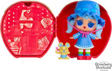 LOL niespodzianka! Loves Strawberry Shortcake Tots - Kolekcjonerskie pachnące lalki z 7 niespodziankami, zwierzakiem, modą, butami, kapeluszem, zestawem do zabawy z truskawkowym ciastkiem Cabrio, wiek 4+