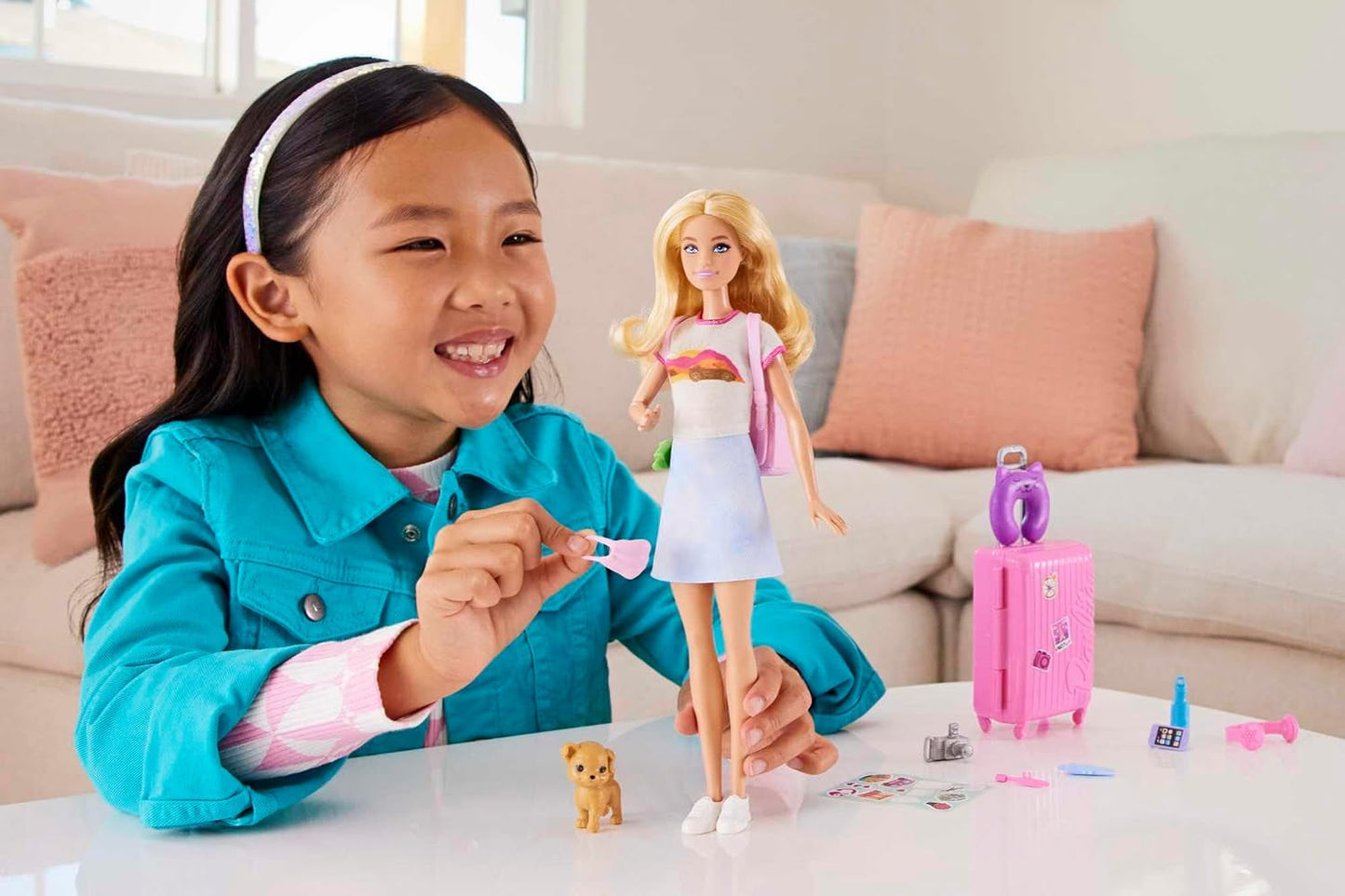 Lalka Barbie, podróżna Barbie z blond włosami, ponad 10 akcesoriów podróżnych, naklejki, walizka, szczeniak, w zestawie 1 lalka, prezent dla dzieci, zabawka w wieku 3+, HJY18