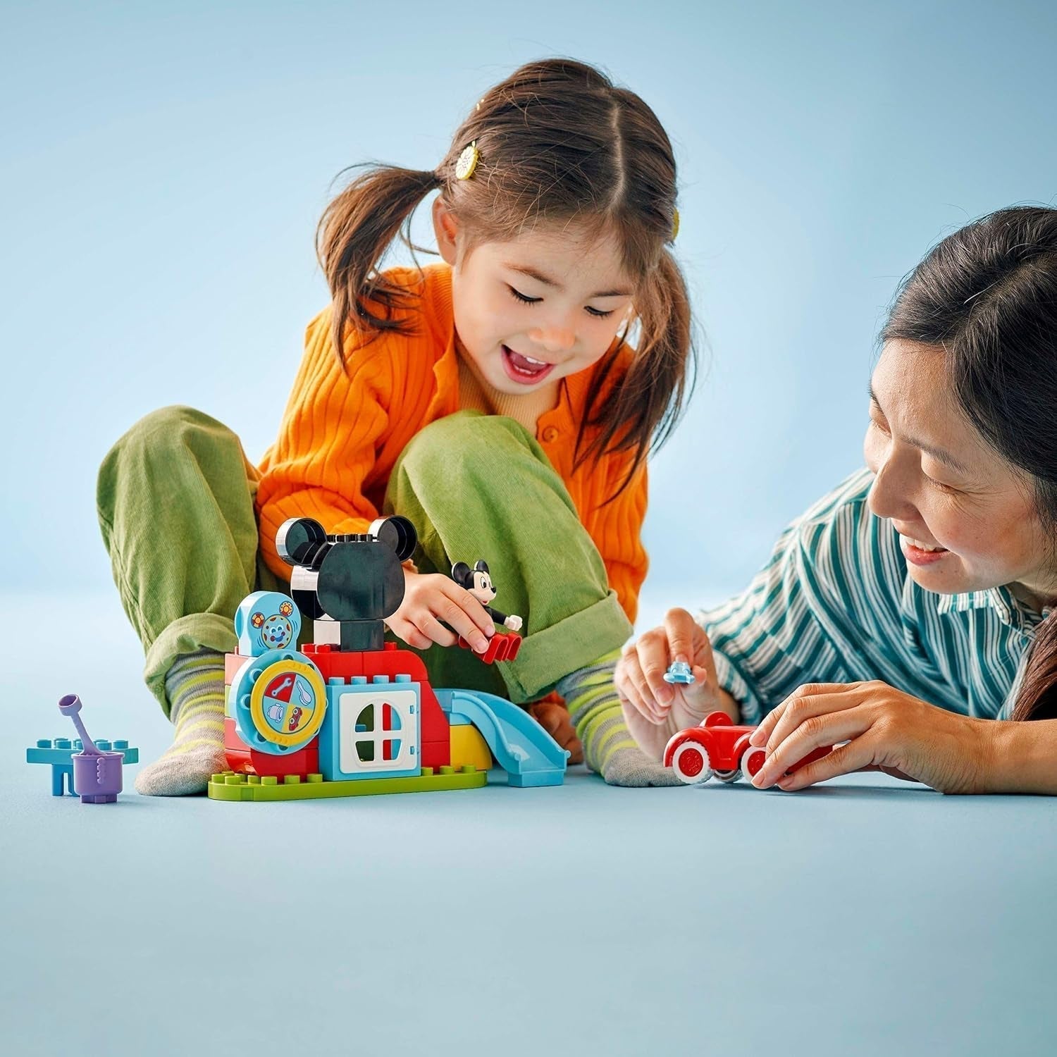 LEGO DUPLO - Klub Disneya Miki i samochód - zabawka edukacyjna dla przedszkolaków - zestaw do budowania zawierający 2 minifigurki, w tym Myszkę Miki i Komputerowe Toodles - pomysł na prezent dla chłopców i dziewcząt od 2 lat 10454 Zestawy do budowania Beuche den LEGO-Store