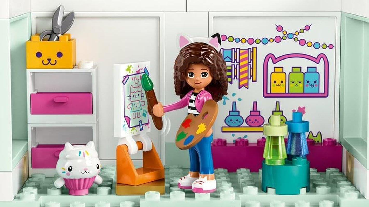 Lego 10788 Domek dla lalek Gabby, 8 pokoi i 4 piętra Domek dla lalek Gabby z figurkami Pandi, Surykatki i Kuchi oraz akcesoriami, prezent dla 4-letnich dziewcząt, chłopców i dzieci Zestawy do budowania Besuche w sklepie LEGO