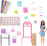 Zestaw Barbie Fashion Boutique - lalka ze wzorem w folię, ponad 150 oryginalnych kreacji, zawiera 2 bluzki i 5 arkuszy folii, stojak na ubrania i czytnik kart kredytowych, wiek powyżej 3 lat, HKT78