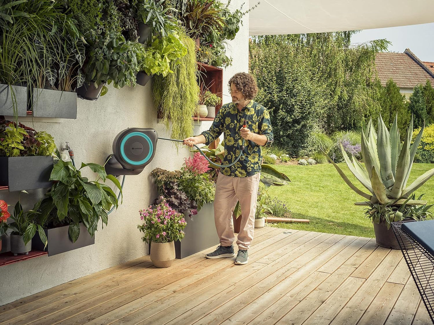 Gardena RollUp M Ścienny wąż na wąż (turkusowy) 20 m: Elastyczne nawadnianie dla średnich ogrodów, obrotowy bęben na wąż, z uchwytem ściennym, elementami systemu i dyszą zraszającą, w zestawie wąż 20 m (18610-20)