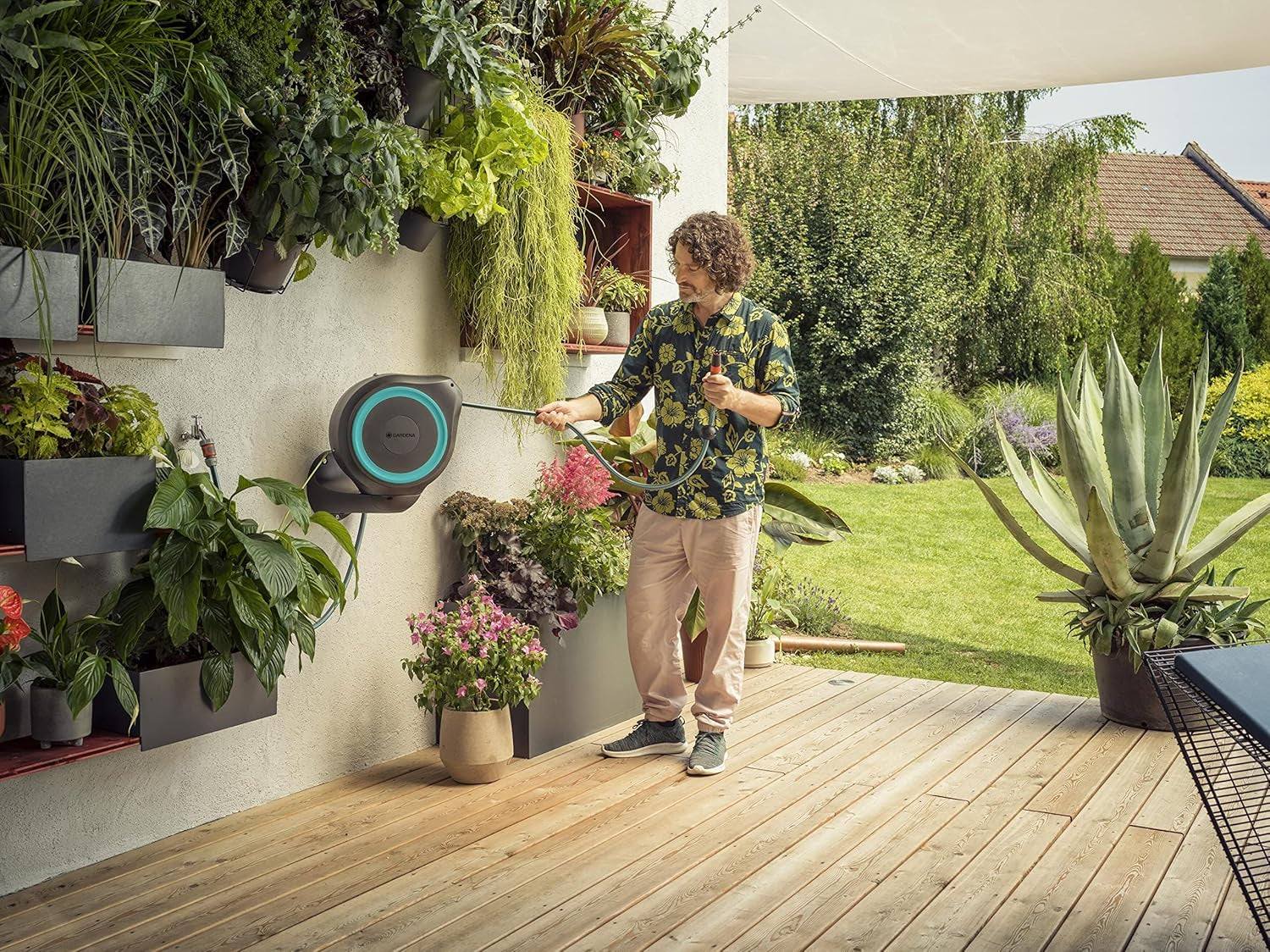 Gardena RollUp M Ścienny wąż na wąż (turkusowy) 20 m: Elastyczne nawadnianie dla średnich ogrodów, obrotowy bęben na wąż, z uchwytem ściennym, elementami systemu i dyszą zraszającą, w zestawie wąż 20 m (18610-20)