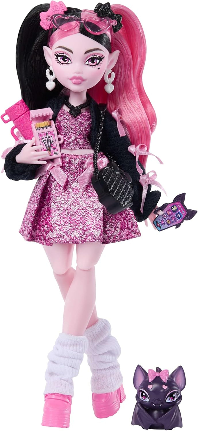 Lalka Monster High Draculaura w różowej sukience z kokardkami i czarnym kardiganie z bajecznym nietoperzem hrabią i 7 akcesoriami, w tym ramenem, szminką i torebką, JHK29
