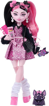 Lalka Monster High Draculaura w różowej sukience z kokardkami i czarnym kardiganie z bajecznym nietoperzem hrabią i 7 akcesoriami, w tym ramenem, szminką i torebką, JHK29