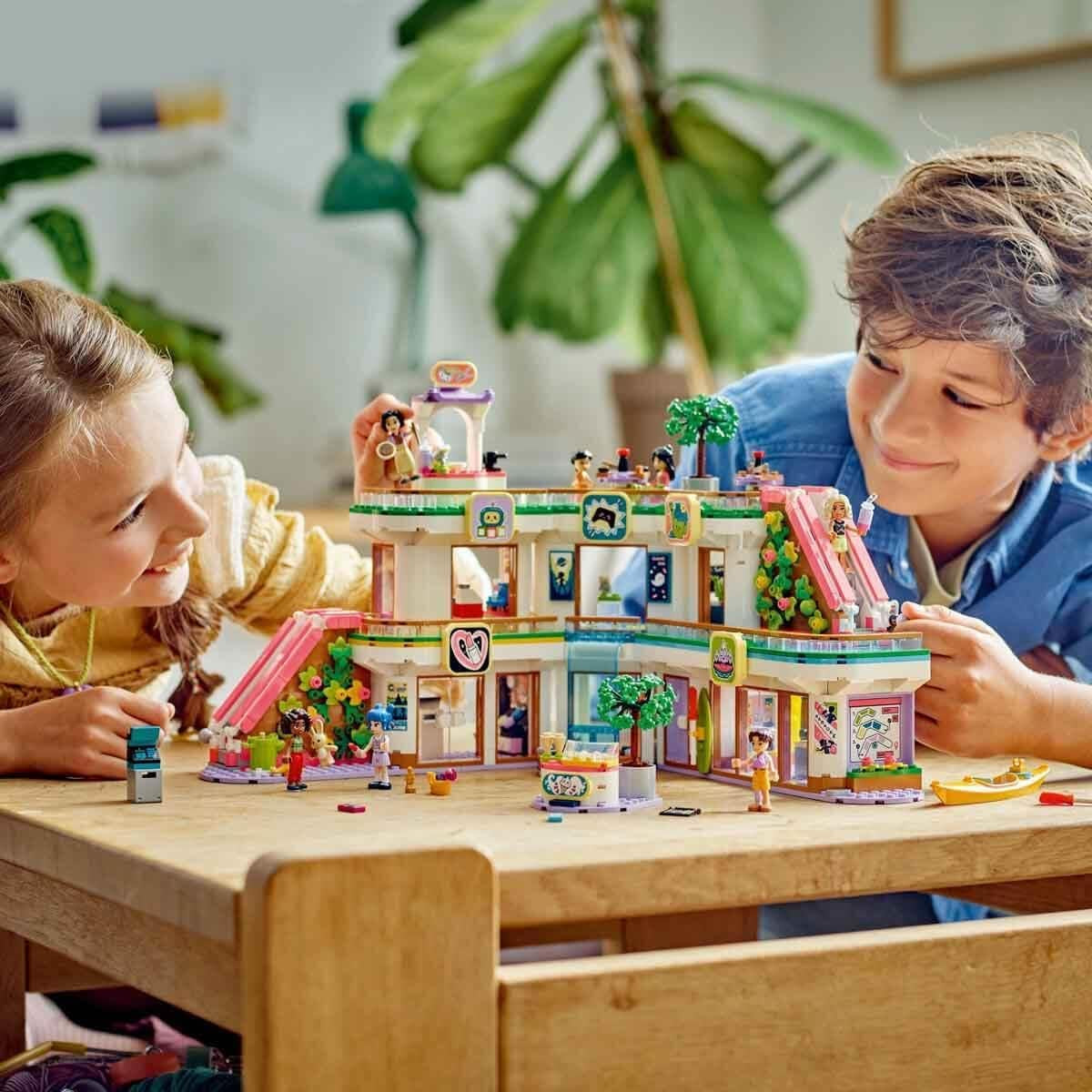 LEGO Store Friends Domek dla lalek Heartlake City Zestaw figurek dla dziewcząt i chłopców promuje rozwój społeczno-emocjonalny Prezent dla 8-latków 42604 Zestawy do budowania Besuche den LEGO-Store