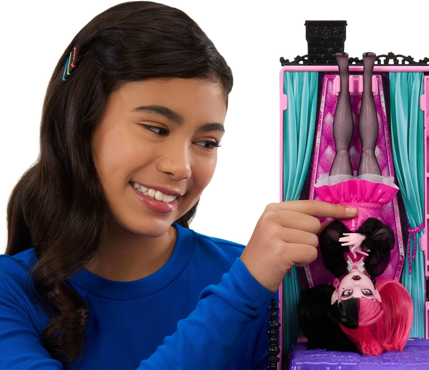 Hotelowy domek dla lalek Monster High Buh-tique, składany zestaw ze strasznymi niespodziankami w każdym pokoju i ponad 13 zestawów do zabawy, w tym meble i akcesoria, JBF16
