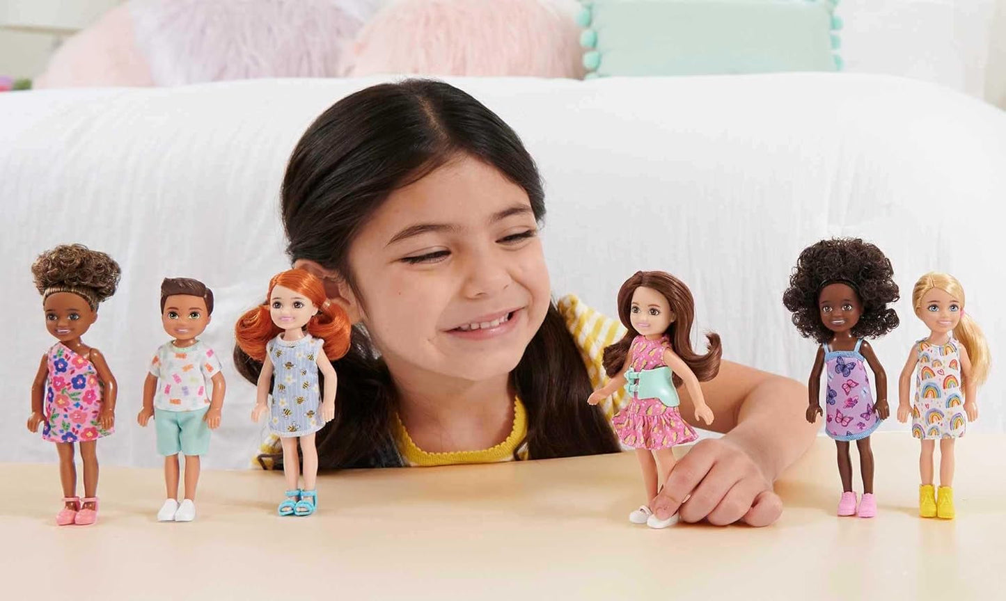 Barbie Chelsea Club – HGT07 – 15 cm przegubowa lalka dziewczyna rasy mieszanej w różowe kwiaty
