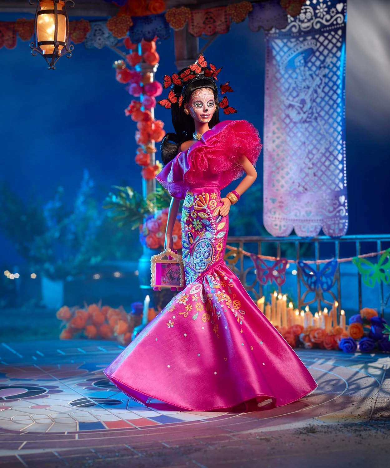 Lalka Barbie Day of the Dead – edycja limitowana z tradycyjnym strojem i biżuterią, zawiera stojak i certyfikat kolekcjonerski, dla kolekcjonerów i fanów w wieku od 6 lat, HJX14