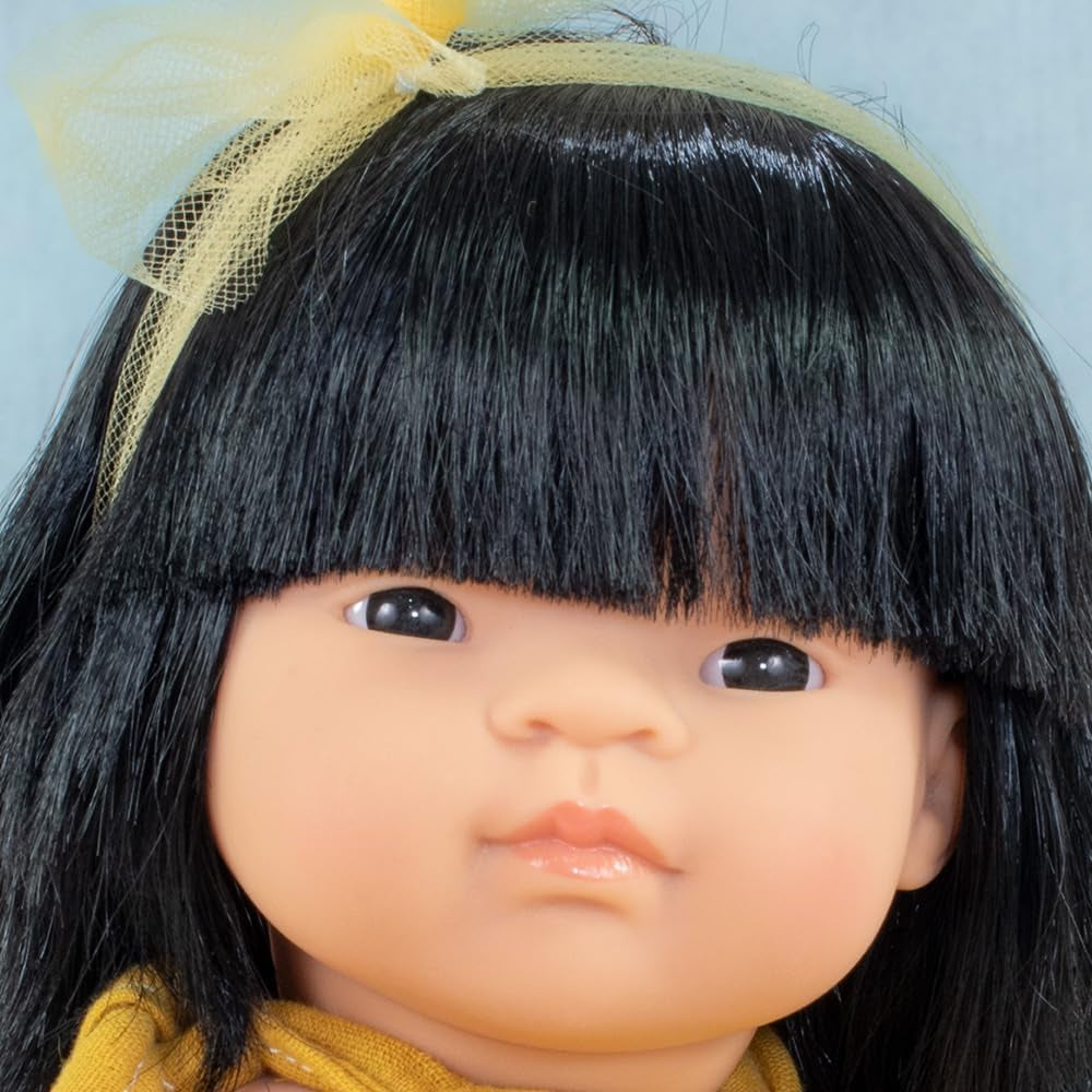 Lalka Miniland, 38 cm, Azjatka. Wyprodukowano w Hiszpanii. Anatomicznie poprawne. Kolekcja Mój przyjaciel i ja
