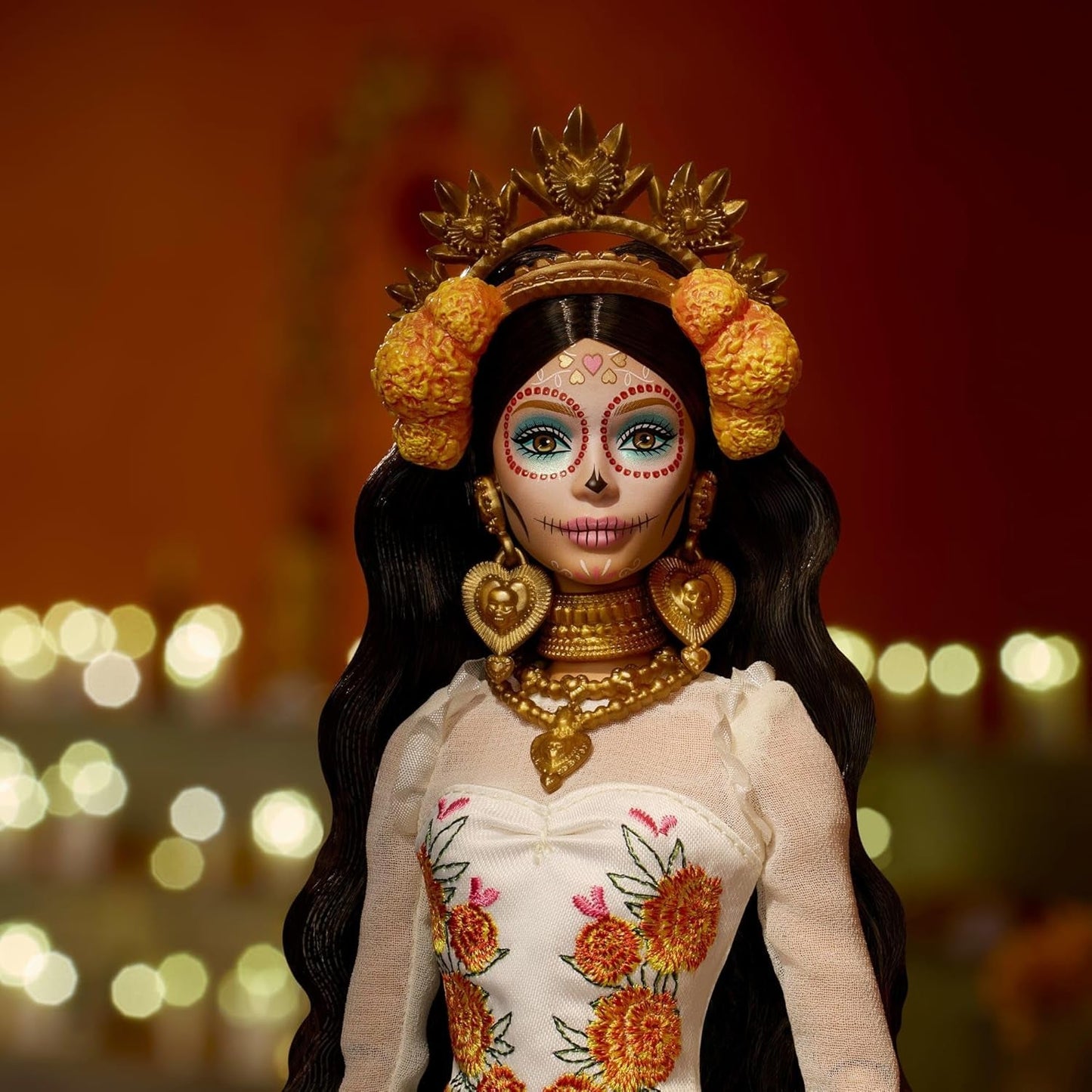 Lalka Barbie Signature Day of the Dead 2025 Figurka kolekcjonerska w kremowej sukience z falbankami, nagietkami i kokardkami, kwiatową koroną we włosach i farbą do twarzy Calavera, JBJ05