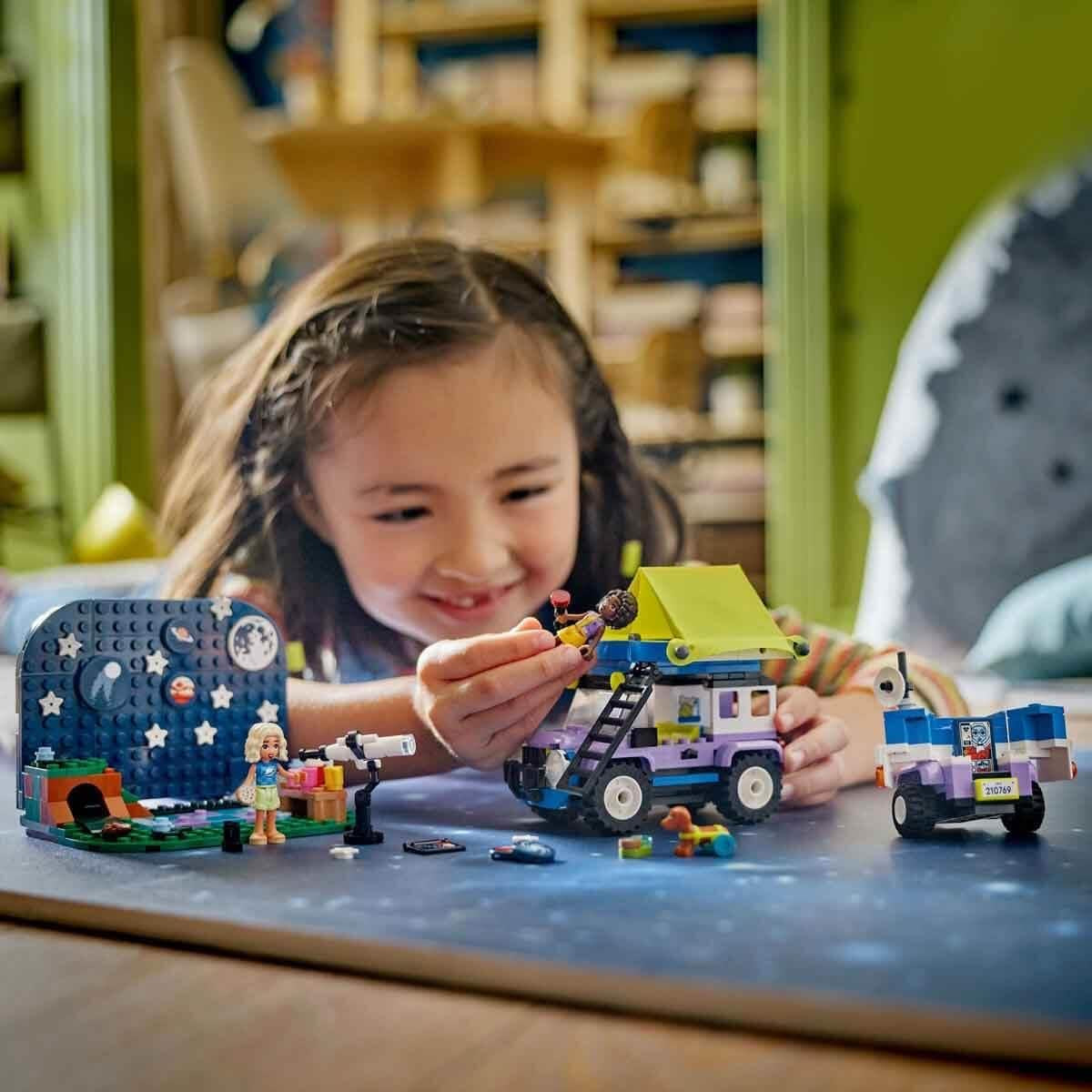 Zestaw pojazdów kempingowych LEGO Friends Stargazer z pojazdem terenowym i zabawkowym teleskopem, prezent dla dziewcząt i chłopców od 7 lat, zawiera figurki Nova, Aliya i psa 42603 Zestawy do budowania Besuche den LEGO-Store