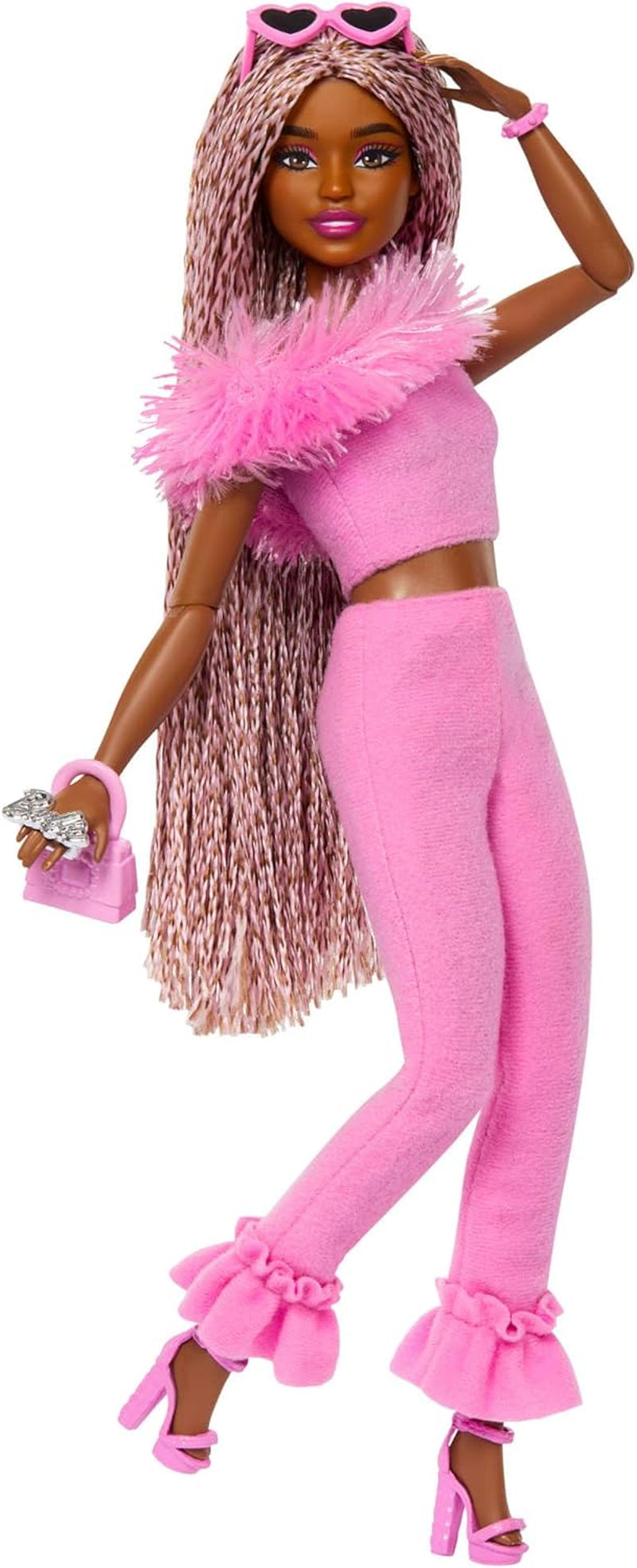 Lalka Barbie Deluxe Style nr. 3 ze strojem Barbiecore, blond włosami spiętymi w wysoki kok, pastelową różową sukienką z dużą kokardą i dodatkami takimi jak rajstopy kabaretki, HYV27 Naty Shop Brown Dolls