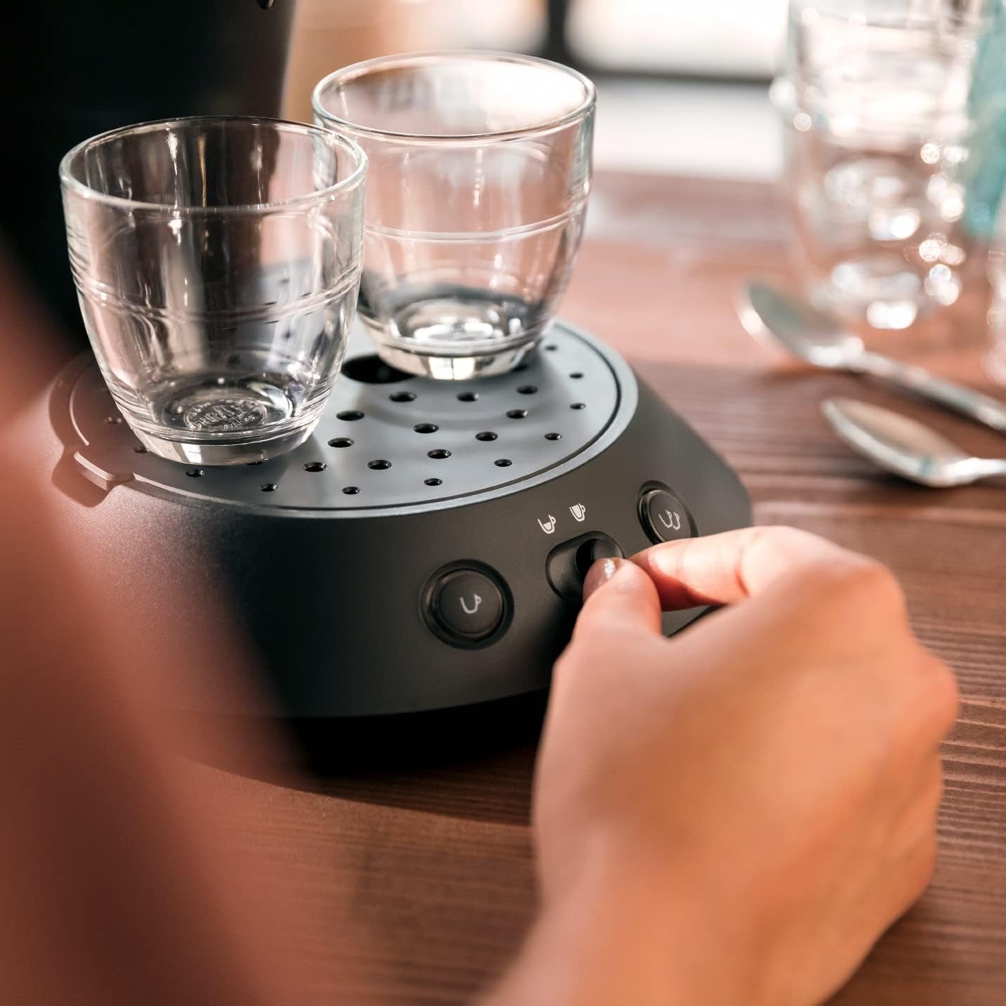 Ekspres na kapsułki PHILIPS Original Plus Eco, wybór intensywności kawy, technologia Coffee Boost, 80% plastiku pochodzącego z recyklingu*, 45% obniżone zużycie energii**, 2 filiżanki jednocześnie, kolor fortepianowej czerni (CSA210/22)